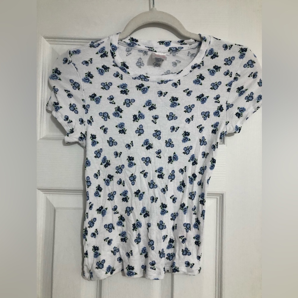 No boundaries White Ribbed baby Tee with Blue Floral Print size 1โ XS